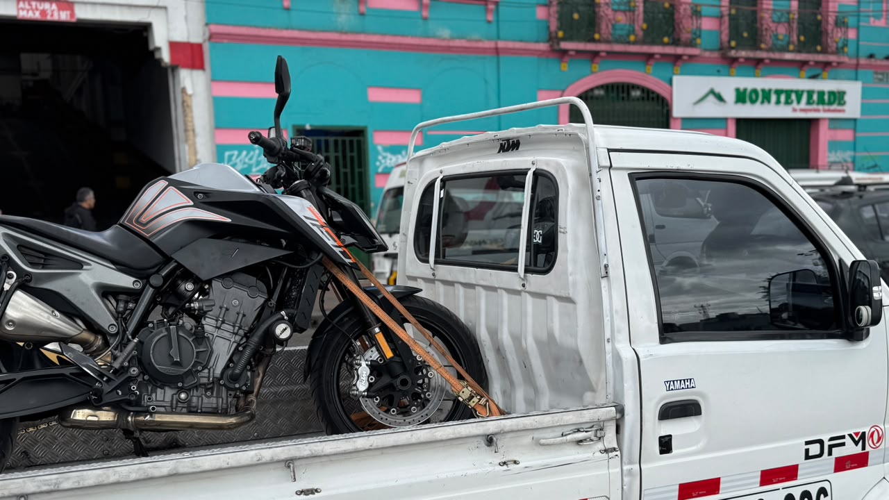 Moto KTM amarrada con seguridad en la grúa para motos