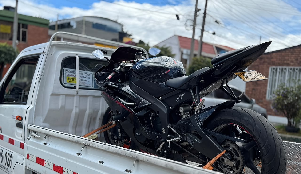 Moto Yamaha deportiva asegurada en la plataforma de la grúa en Bogotá